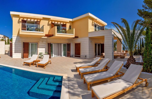 Brand New Modern Designed Luxurious Vlla Close to the Sea/Beach and City of Hvar