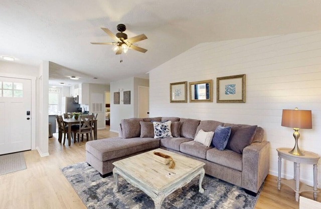 BRAND NEW! Navarro Nook - 2.5 Miles from Kyle Field!