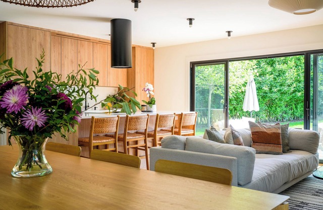 Brand New Renovated Modern Ditch Plains Oasis- One Block Walk to Beach