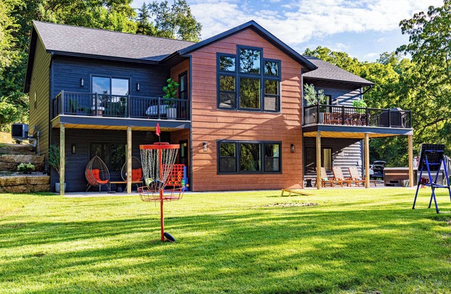 Brand New/Secluded/Fully-loaded/Golf sim/Theater/Game room/Firepit/Hot tub