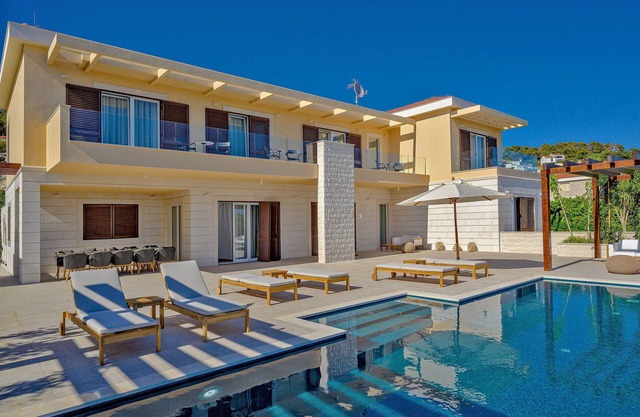 Brand New Villa/Amazing sea views/close to City and Beach/Heated pool/Sauna/Gym