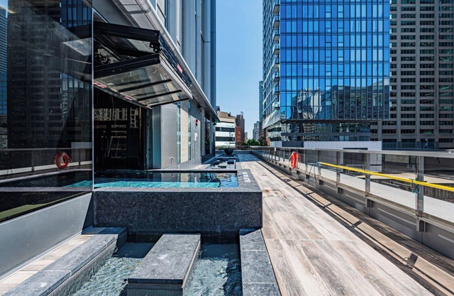 Brand New Yorkville Condo| King Bed | Pool | Gym | Corp Ready