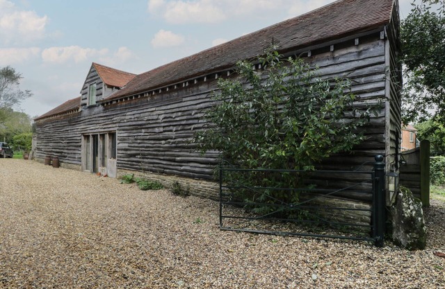 BRANDEERS LONG BARN, pet friendly, with a garden in Minety