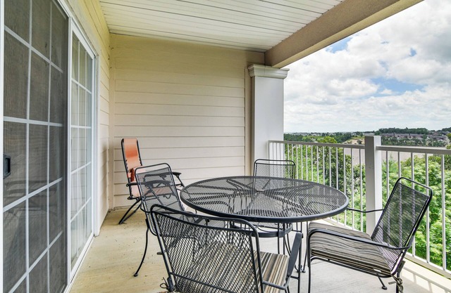 Branson Condo w/Pool Access & Views, 3 Mi Dtwn!