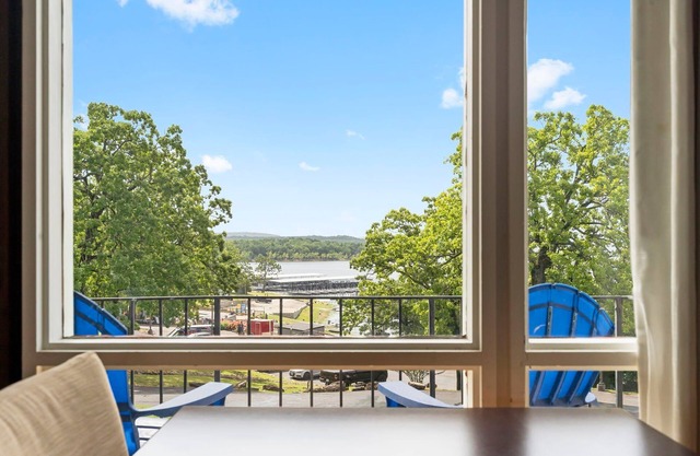 Branson Fun- Lakeview Suite w/2 Queens & Resort Perks!