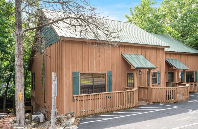 Branson Retreat | Handicap-Accessible Cabin | Dog Friendly | Near Attractions