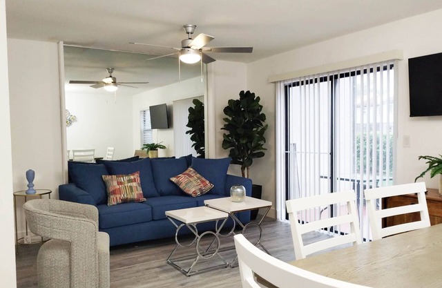 Breathtaking Fantasy World, Newly Renovated Near Disney 2+2 with Waterpark