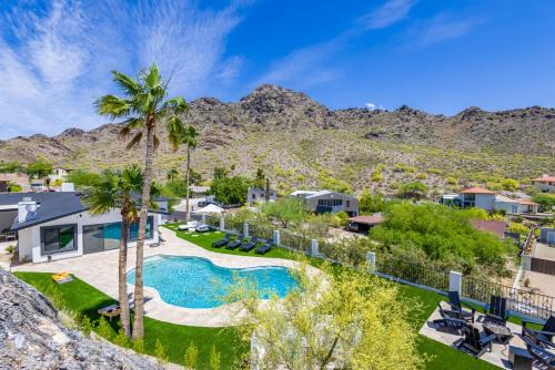 Breezy 3BR - Private Pool, Chefs Kitchen and More