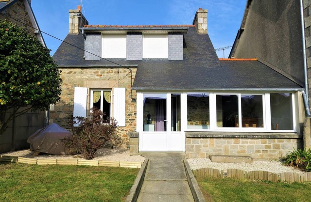 Breton house with enclosed garden in the center of PERROS-GUIREC