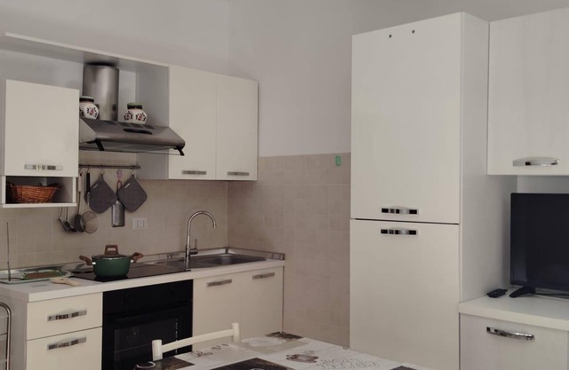 Bright one-bedroom apartment with kitchen near beaches and canal port.