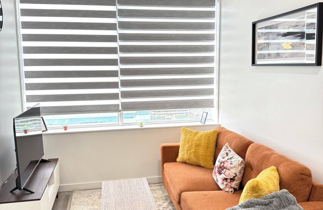 Bright 1-Bedroom with Downtown City Views