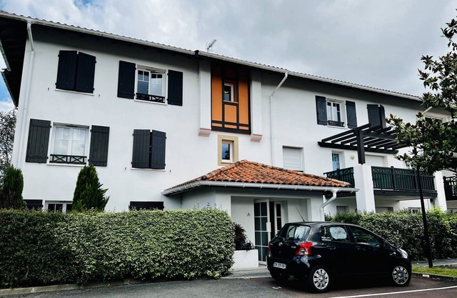 Bright 1BR Apartment in Quiet Area, Near Center, Large Terrace, Parking, WiFi, No Pets