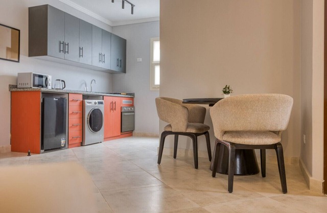 Bright 1BR Apt W/Balcony, Lotus, By Travelholic