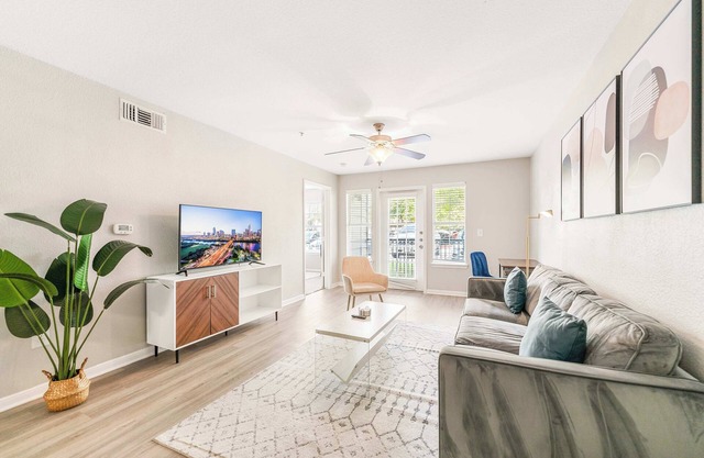 Bright 2BR King Suite w Gym& close to Downtown