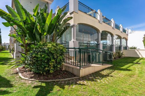 Bright 3-BR in Guia with Shared Pool by Lisbeyond