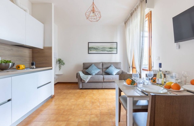 Bright 35 sqm apartment, perfect for 4 people, located on the third floor of a building with lift (NOT suitable for disabled people). The accommodation is located in a neighborhood served by all the main services: bars, restaurants, supermarkets, pharmac