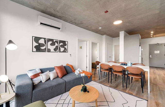 Bright 4BR Apartment Near Lincoln Park Zoo