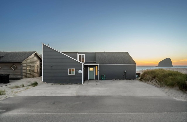 Bright and Airy Beachfront Bungalow w/hot tub overlooking Haystack rock!