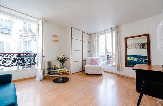 Bright and lovely parisian apartment