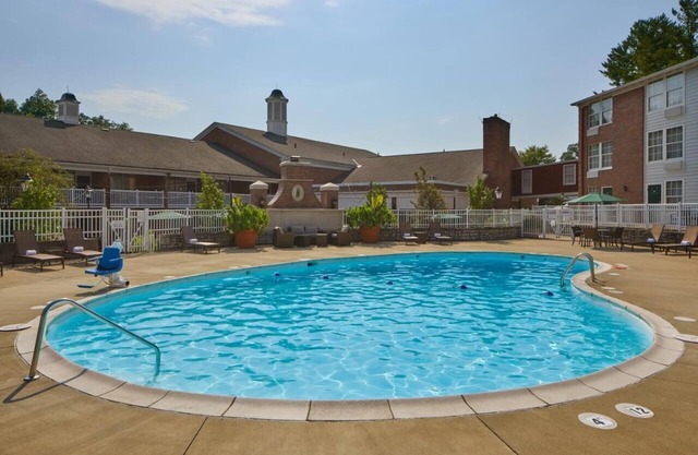 Bright and Peaceful Getaway Near Campus, Shops, and Historic Sites