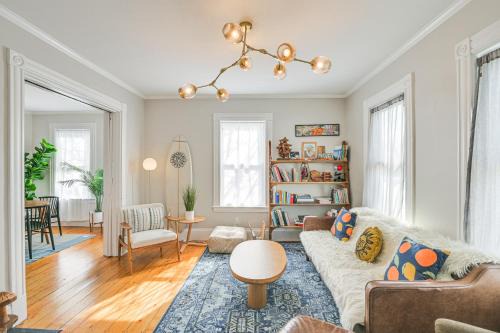 Bright and Pet-Friendly Home 2 Mi to Harvard Square