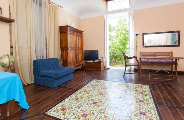 Bright and quiet appartment in an historical mansion with private garden.