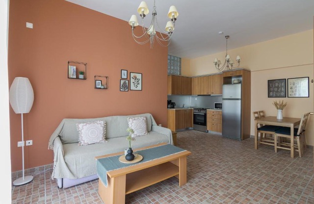 Bright And Spacious Apartment In Varkiza