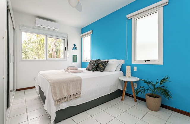 Bright apartment of 75 m2, 2 bedrooms, 50 m beach and sea views