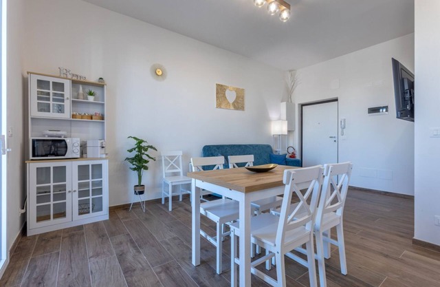 Bright apartment with balcony that accommodates up to 5 people, strategically located near the Technopole, the Fair and the Unipol Tower. Located in the Bolognina district, known for its lively and multicultural spirit, the apartment is located north of