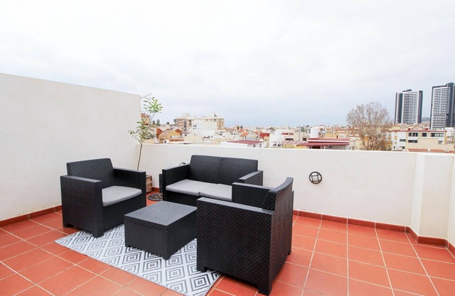 Bright apartment with terrace, BBQ, parking and air conditioning in Málaga
