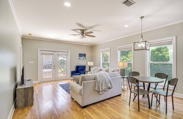 Bright Biloxi Condo: Walk to the Beach!