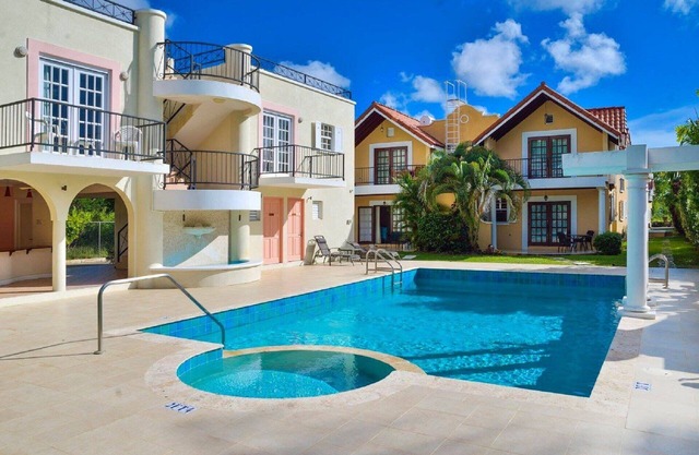 Bright, Breezy Cozy Studio Apt#10 with pool on South Coast of Beautiful Barbados