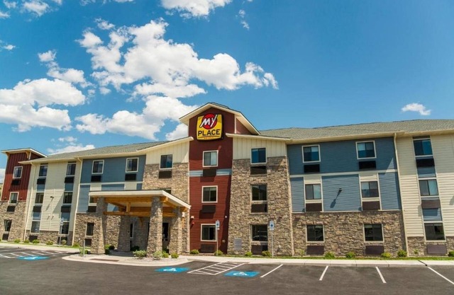 Bright, Clean Room w/Kitchen – Ideal for Work or Getaways!