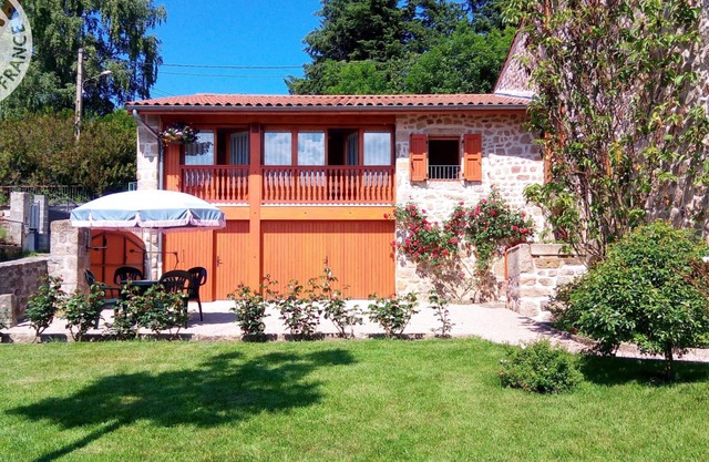 Bright cottage with garden, pets allowed in Auvergne