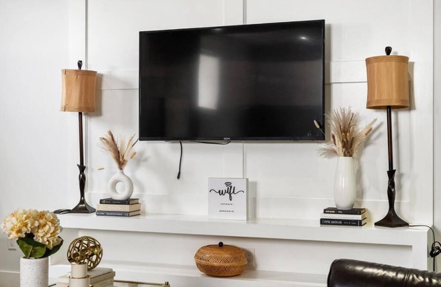 Bright & Cozy 2-Bedroom Basement Suite