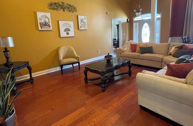 Bright & cozy 3 bedroom home minutes from theme parks and many dining options.