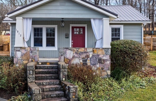 Bright & Cozy Bungalow Close To Downtown! Dogs Stay Free!