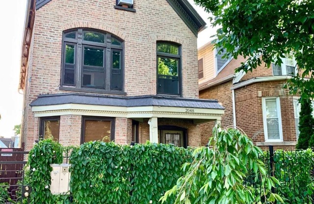 Bright/Cozy/Hip 2/1 Apt | Logan Square