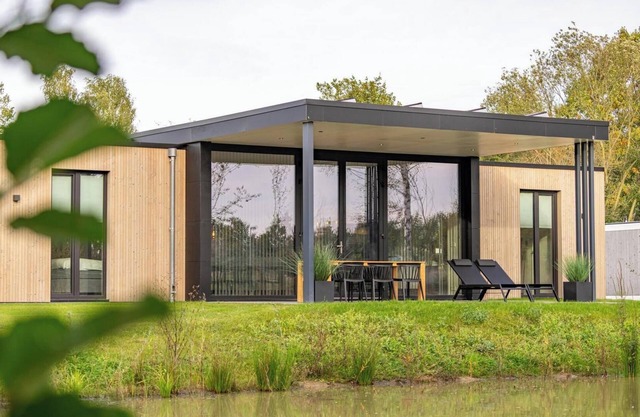 Bright forest lodge with three private bathrooms and a large terrace – perfect for a stylish nature getaway with family or friends.