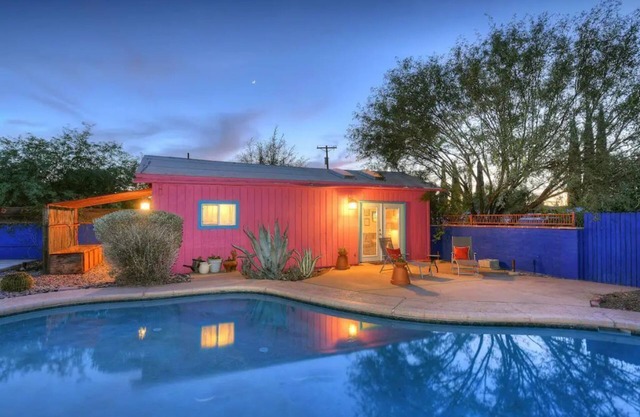 Bright guest-house with loft.