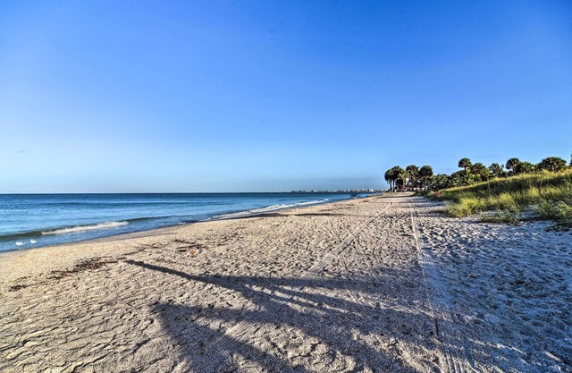 Bright Gulf Coast Escape - 8 Mi to Johns Pass!