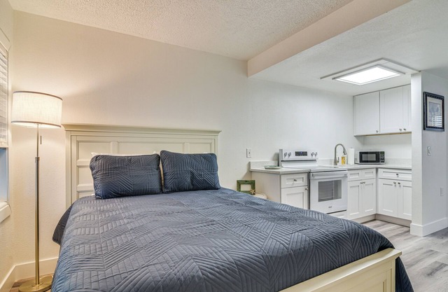 Bright Gulf Coast Escape - 8 Mi to John’s Pass!