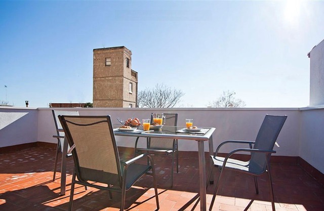 Bright & Modern 2 Bed Apt, w/Balcony in Gràcia