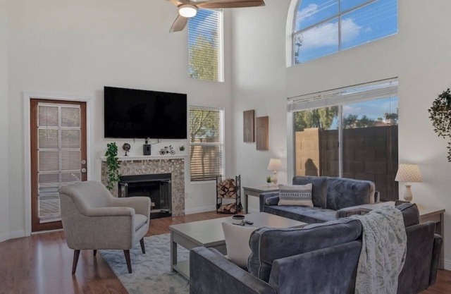 Bright Modern Ahwatukee Loft type Home, Pet friendly ,Walk to All