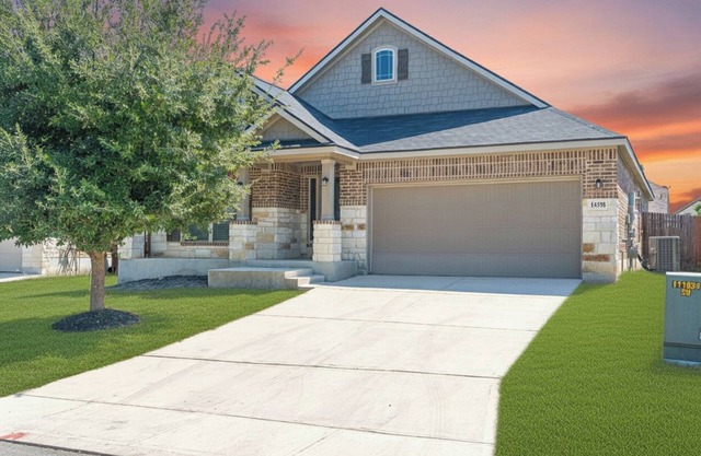 Bright Open Concept Home next to Sea World