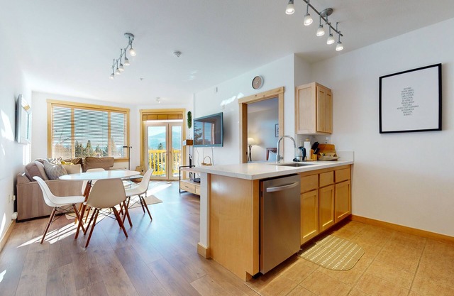 Bright & Remodeled. Balcony, Great Views, Quiet Location. Pool On-site