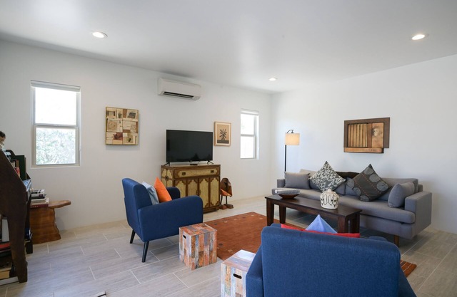 Bright renovated escape near downtown with free WiFi, AC, large backyard & patio