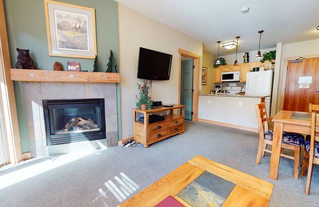 Bright, Spacious, Mtn Modern! Quiet Location near Biking Trails, Pool On-site