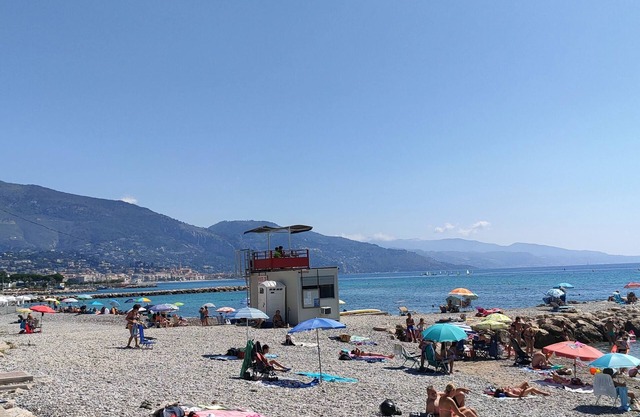 Bright studio, wifi, parking, pool, beach