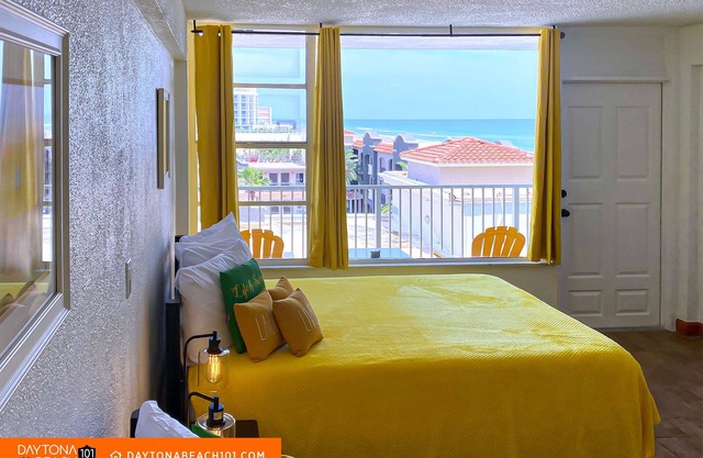 BRIGHT SUNNY HAPPY Beachside Condo!